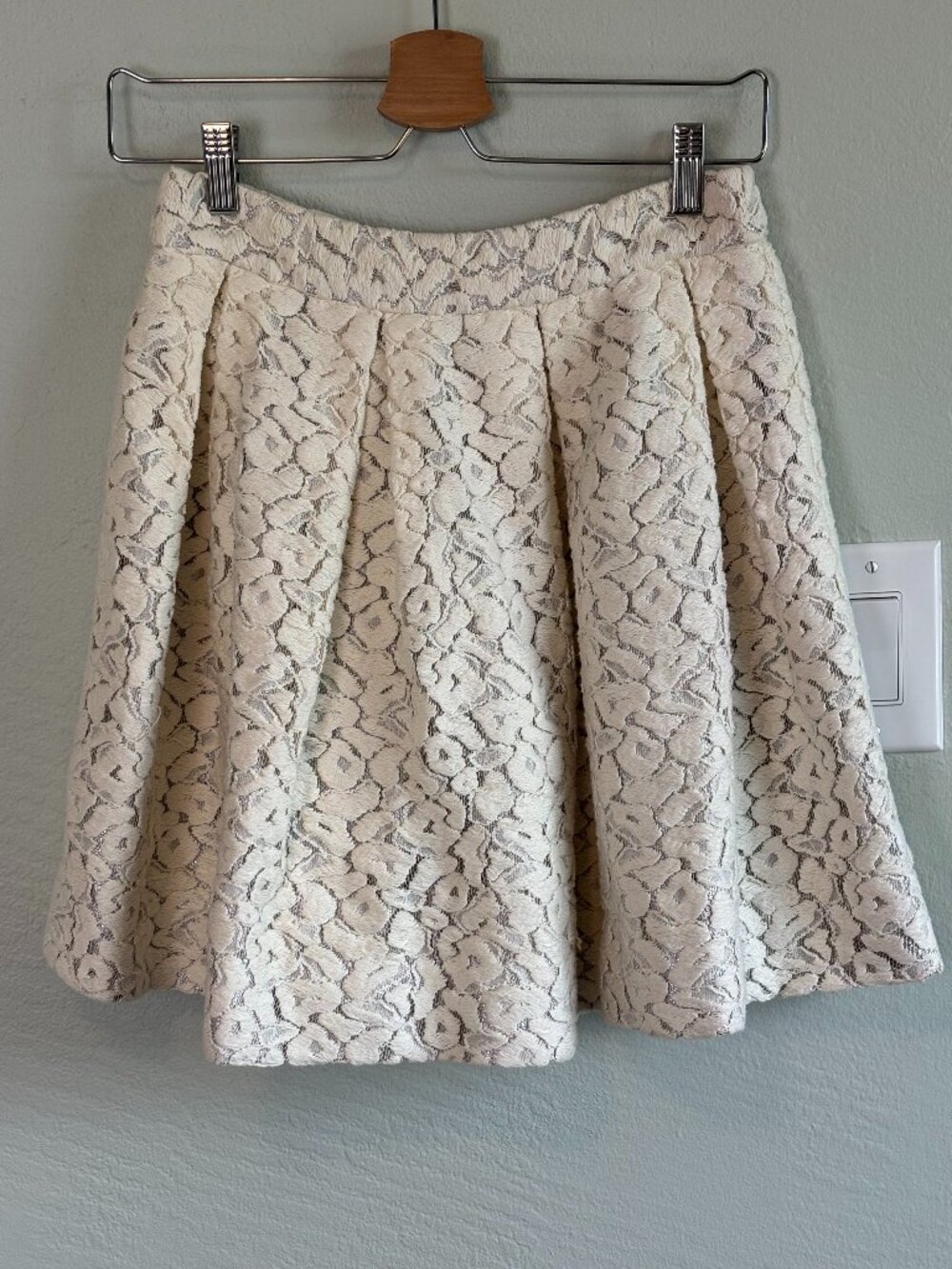 Bundle 2/$30! Elizabeth and James Ivory Floral Lace Pleated Mini Skirt S